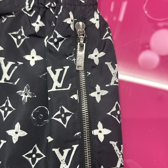 Louis Vuitton women’s shorts - Picture 2 of 5